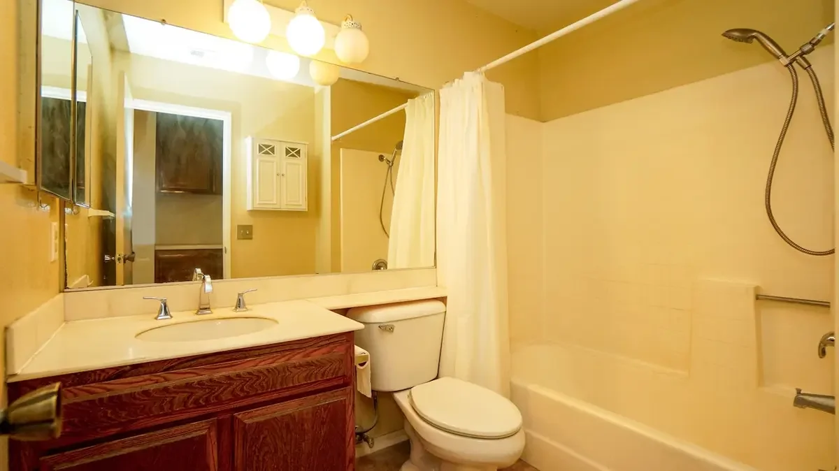 Primary bathroom of 830 Blanca Place in Oxnard, CA.