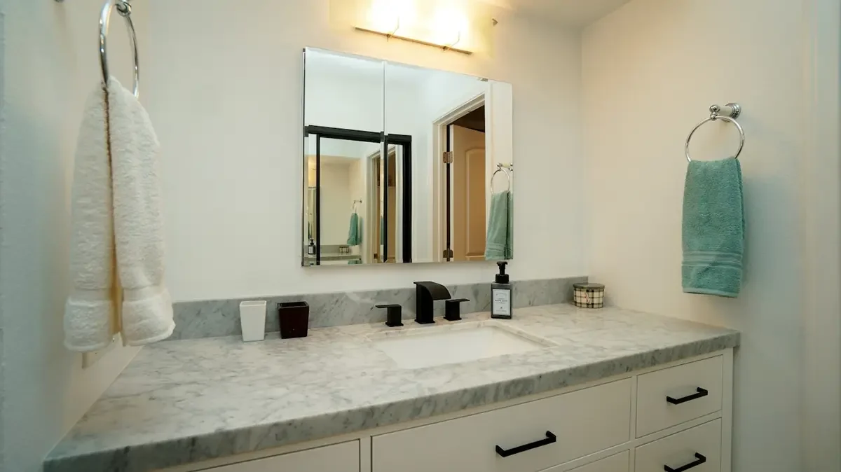 Secondary bathroom of 304 Hickory Grove Drive in Thousand Oaks, CA.