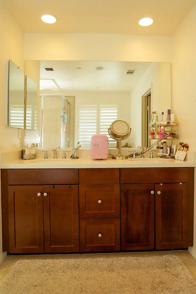 Primary bathroom of 675 Tiber River Way in Oxnard, CA.