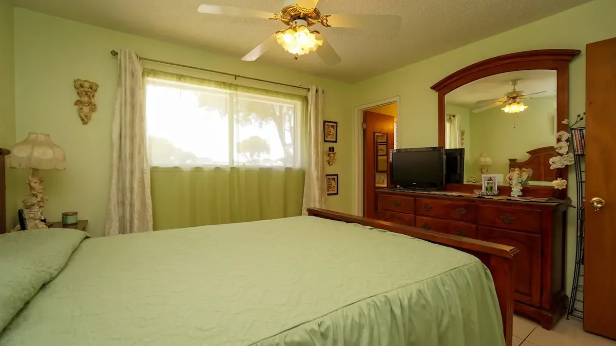 Primary bedroom of 1121 Yale Street in Oxnard, CA.
