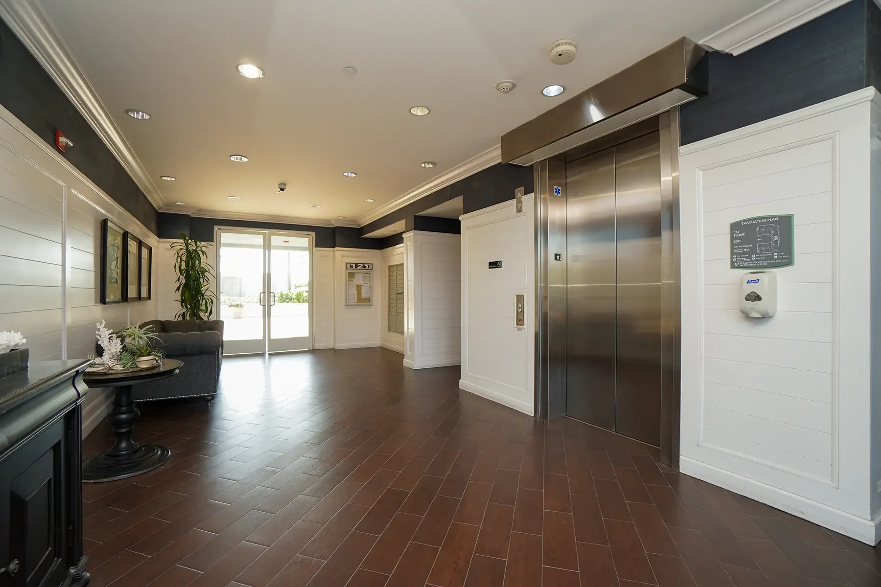 Lobby entrance photo of 1901 South Victoria Avenue #115 in Oxnard, CA.