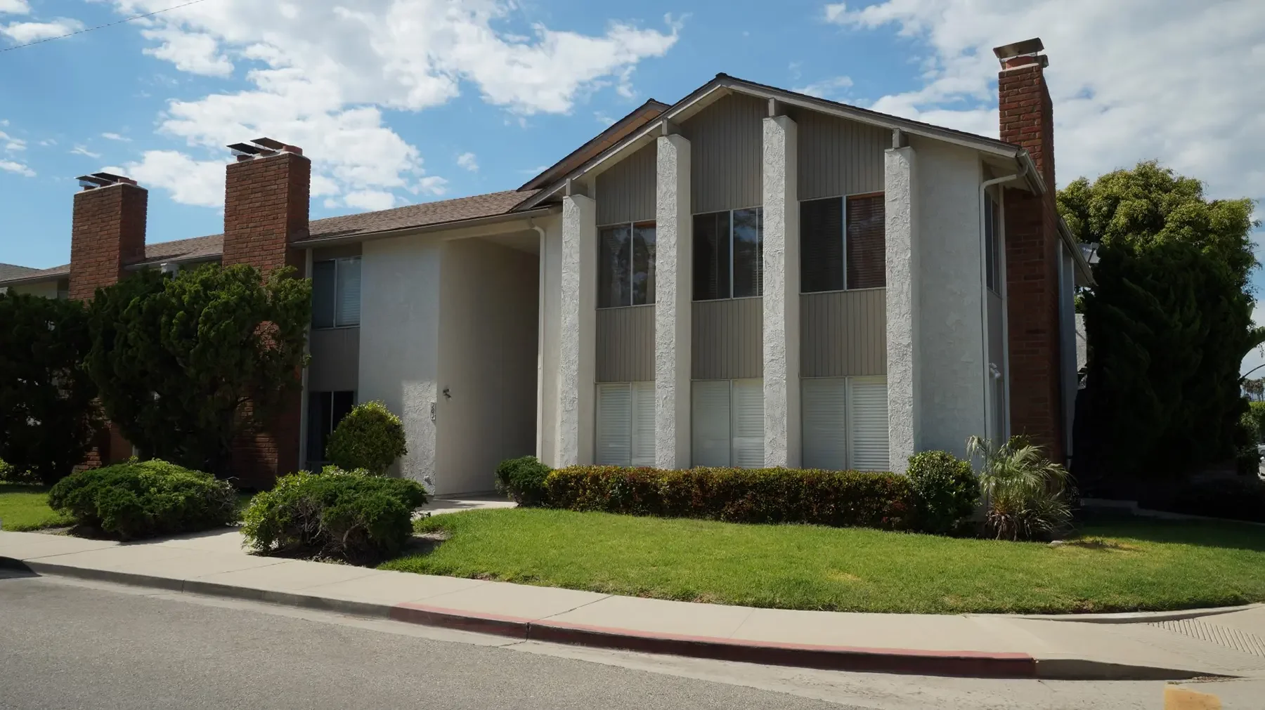 Exterior view of 707 Ivywood Drive in Oxnard, CA.