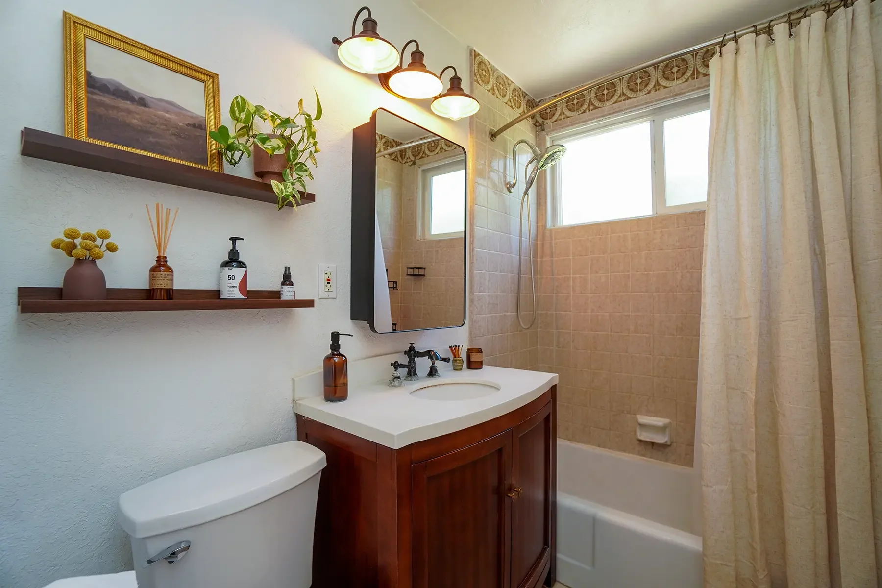 Secondary bathroom of 406 Lucada Street in Santa Paula, CA.
