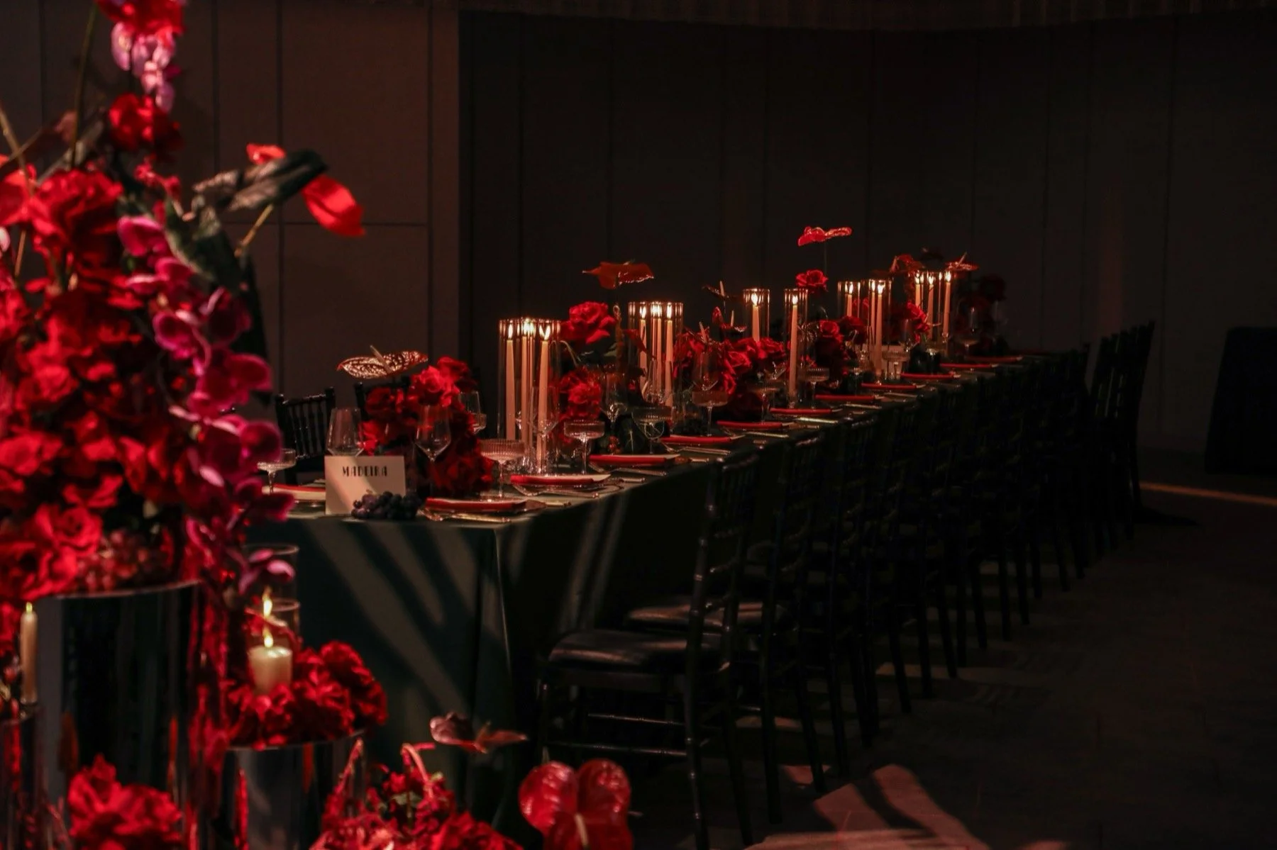 london-city-wedding-with-red-anthuriums-16.jpg
