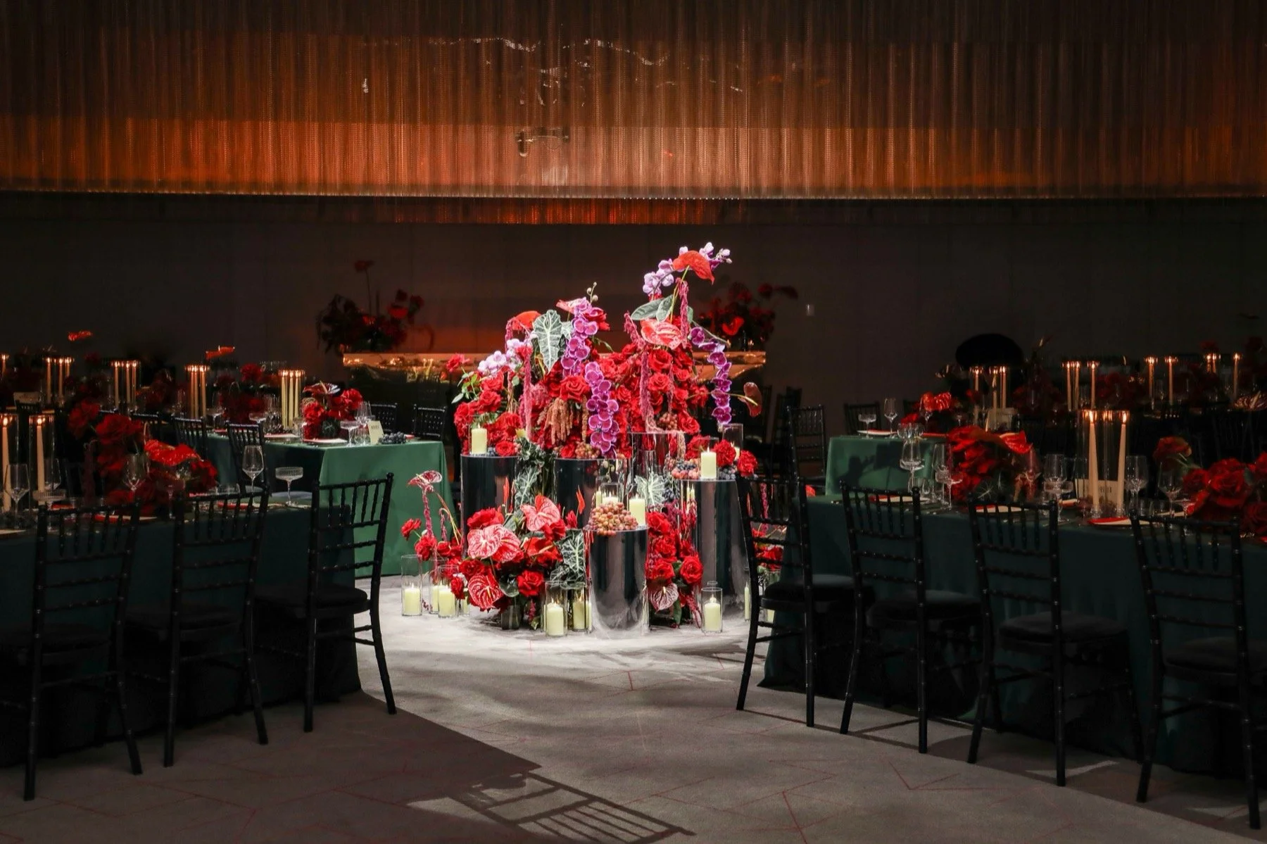 london-city-wedding-with-red-anthuriums-9.jpg