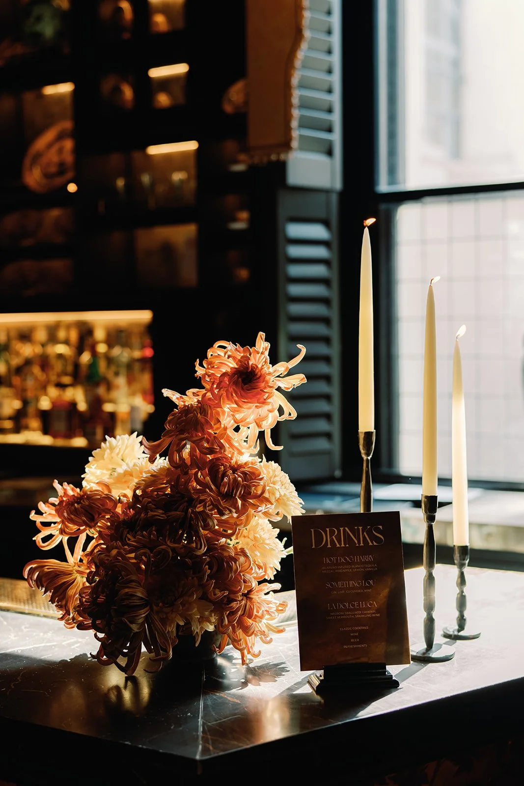 cool-modern-wedding-design-bar-flowers.jpg