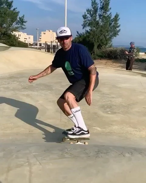 Dope artwork by @binshakir for @siteenstreet printed by us, worn in Cali! 🌴⛱️🏝️

Tshirt: shaka 100% cotton
Print: plastisol ink
Client: @siteenstreet 
Artwork: @binshakir 

#tshirtprinting #jeddah #skateeverydamnday