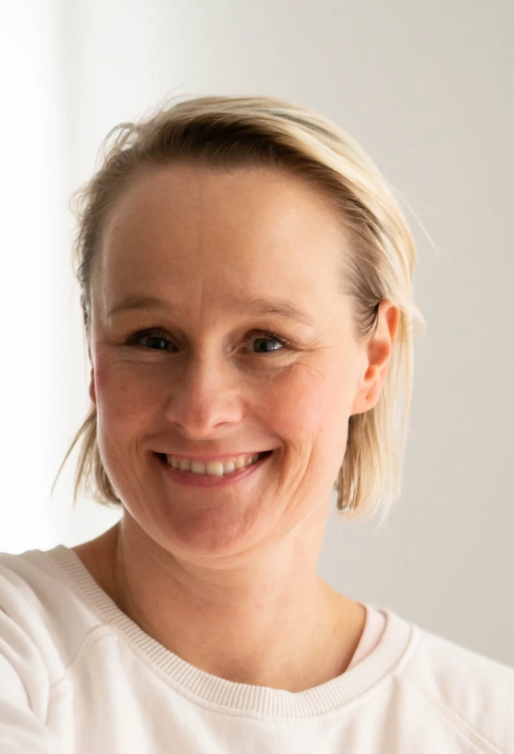 Lächelnde Cosima Gundlach-Kolb, Sound Artist, doTERRA-Beratung, Sound Baths, Wellness-Tipps. Mehr Entspannung & Harmonie, weniger Stress.