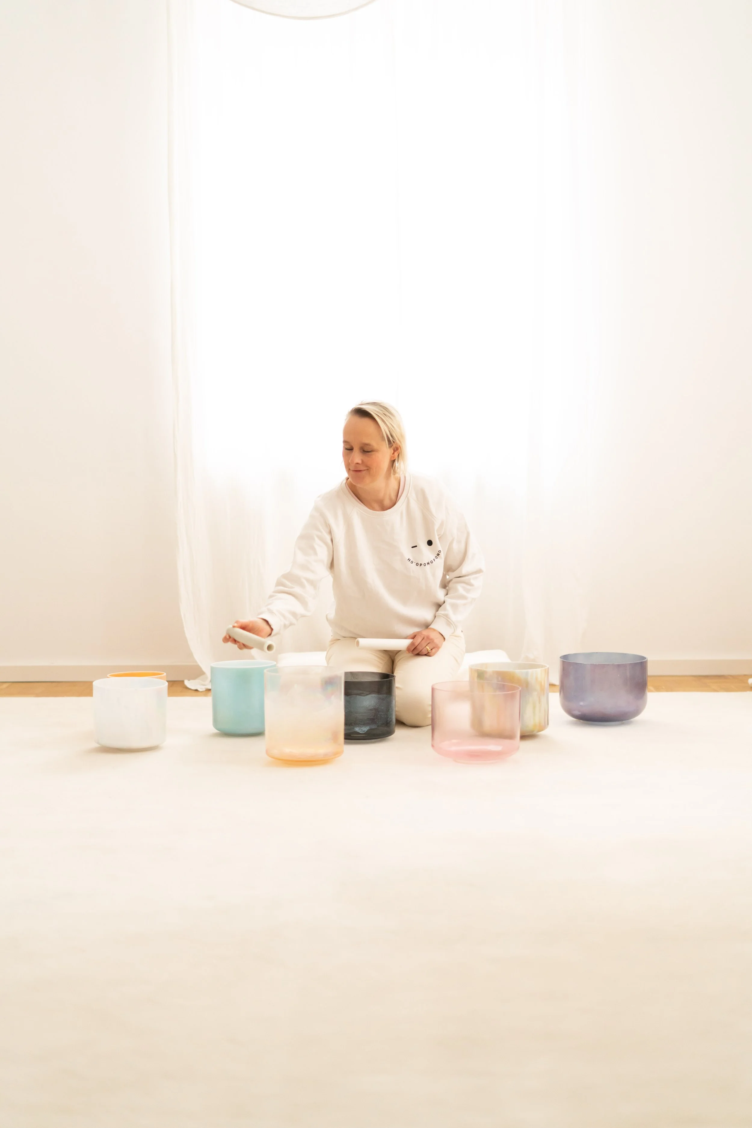 Crystal Sound Bath, Alchemy Bowls von Crystal Tones: Pink Aura Gold, Ocean Gold, Divine FengShui.Sound Bath & Sound Healing von ALOHACOSIMA. Frequenzen, Entspannung, Regeneration, Harmonie mit Cosima Gundlach-Kolb. Wellness pur. Shift your frequency.