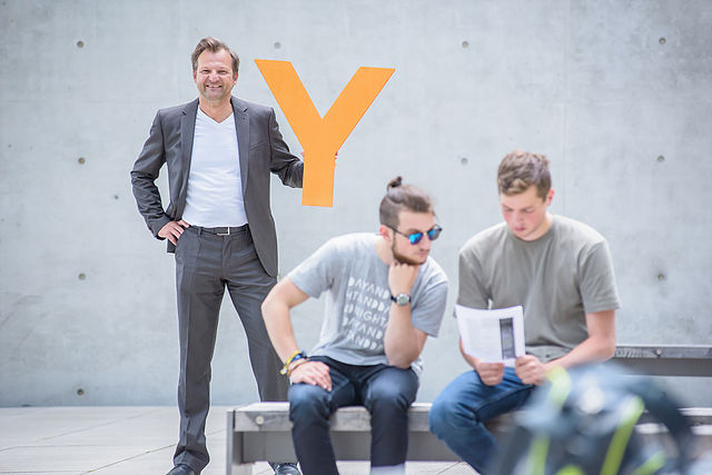 DIE GENERATION Y - EINE DREIKLASSENGESELLSCHAFT