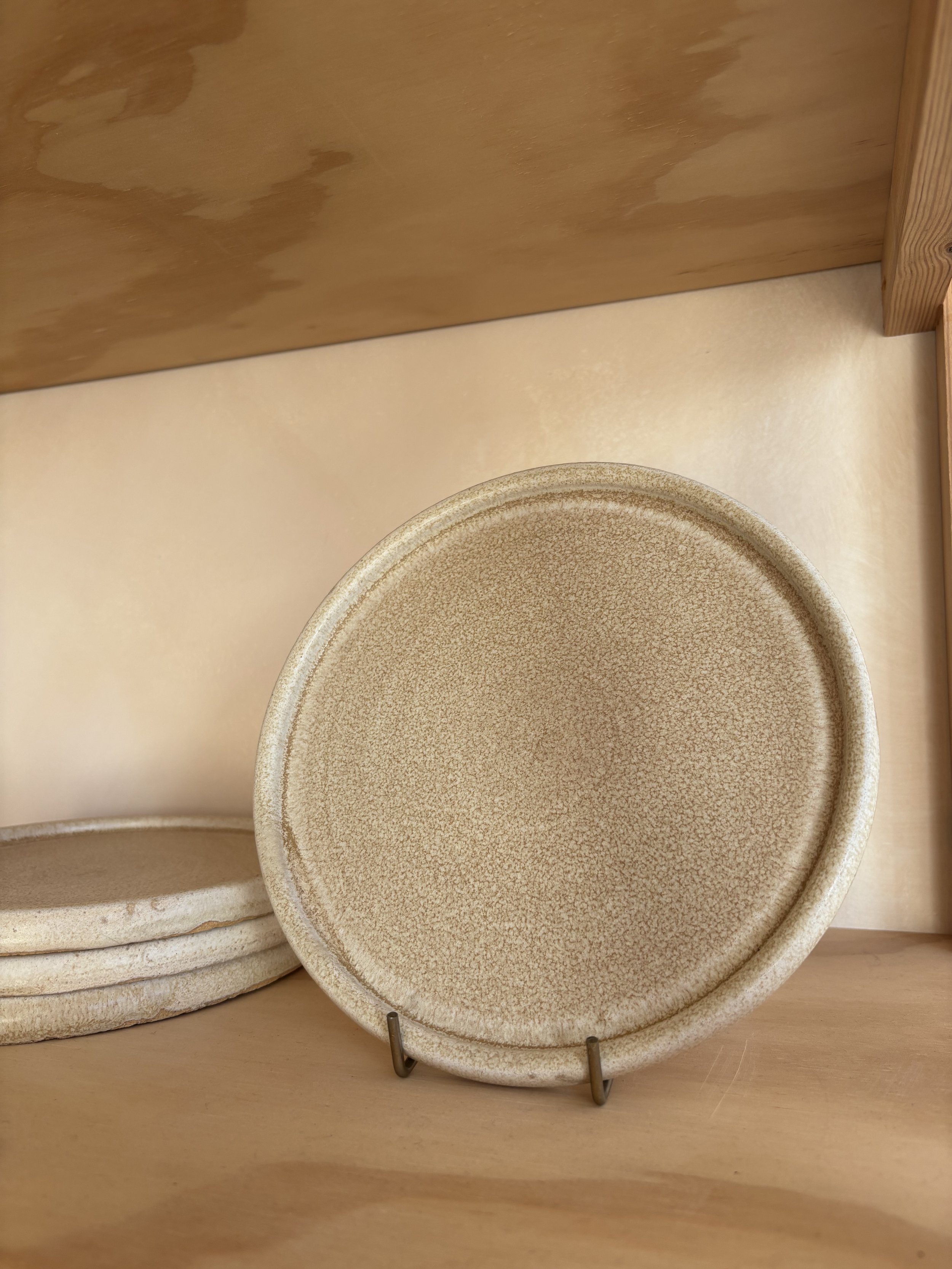 SPECKLED CREAM PLATE