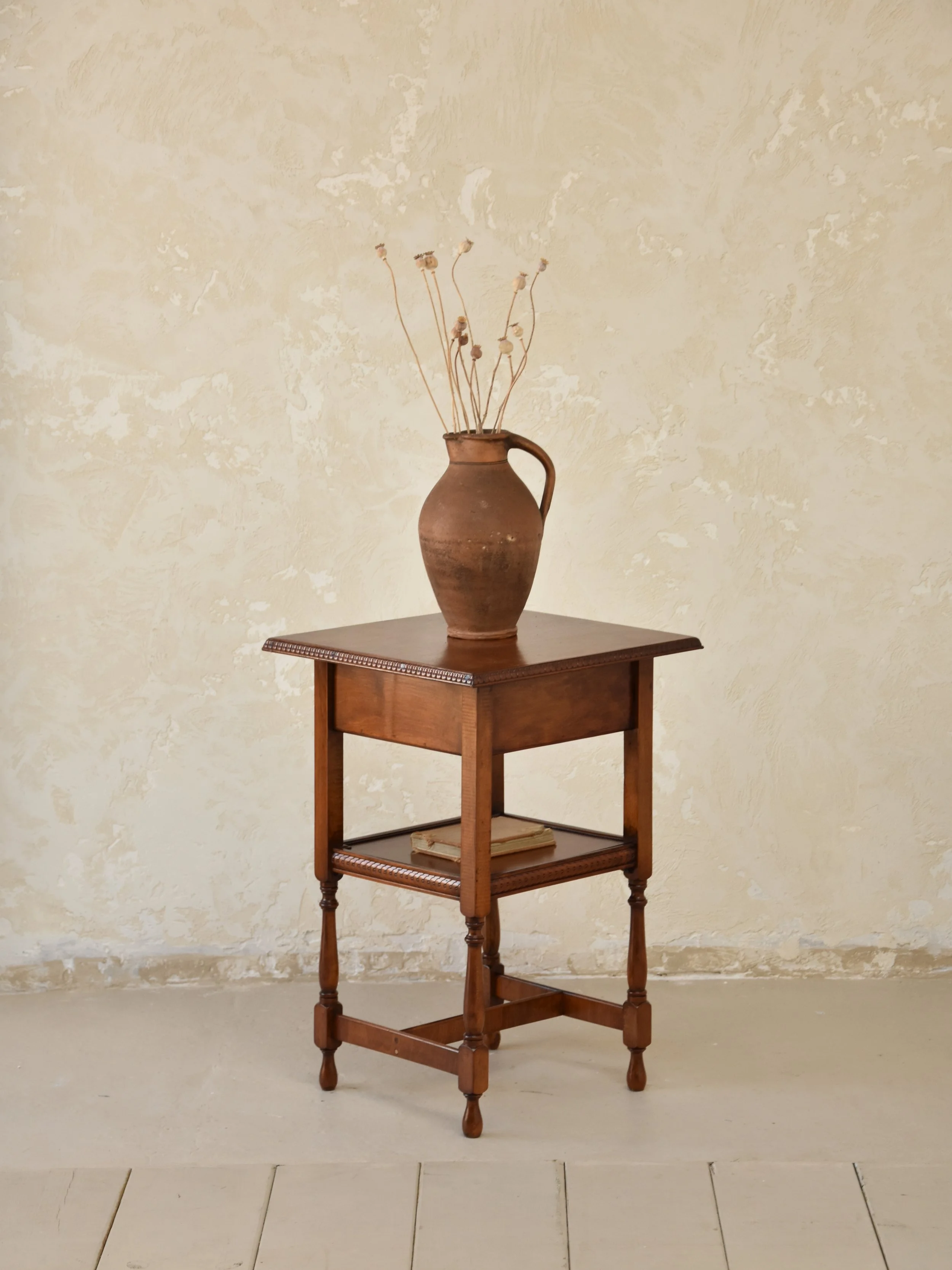 LITTLE DISPLAY TABLE