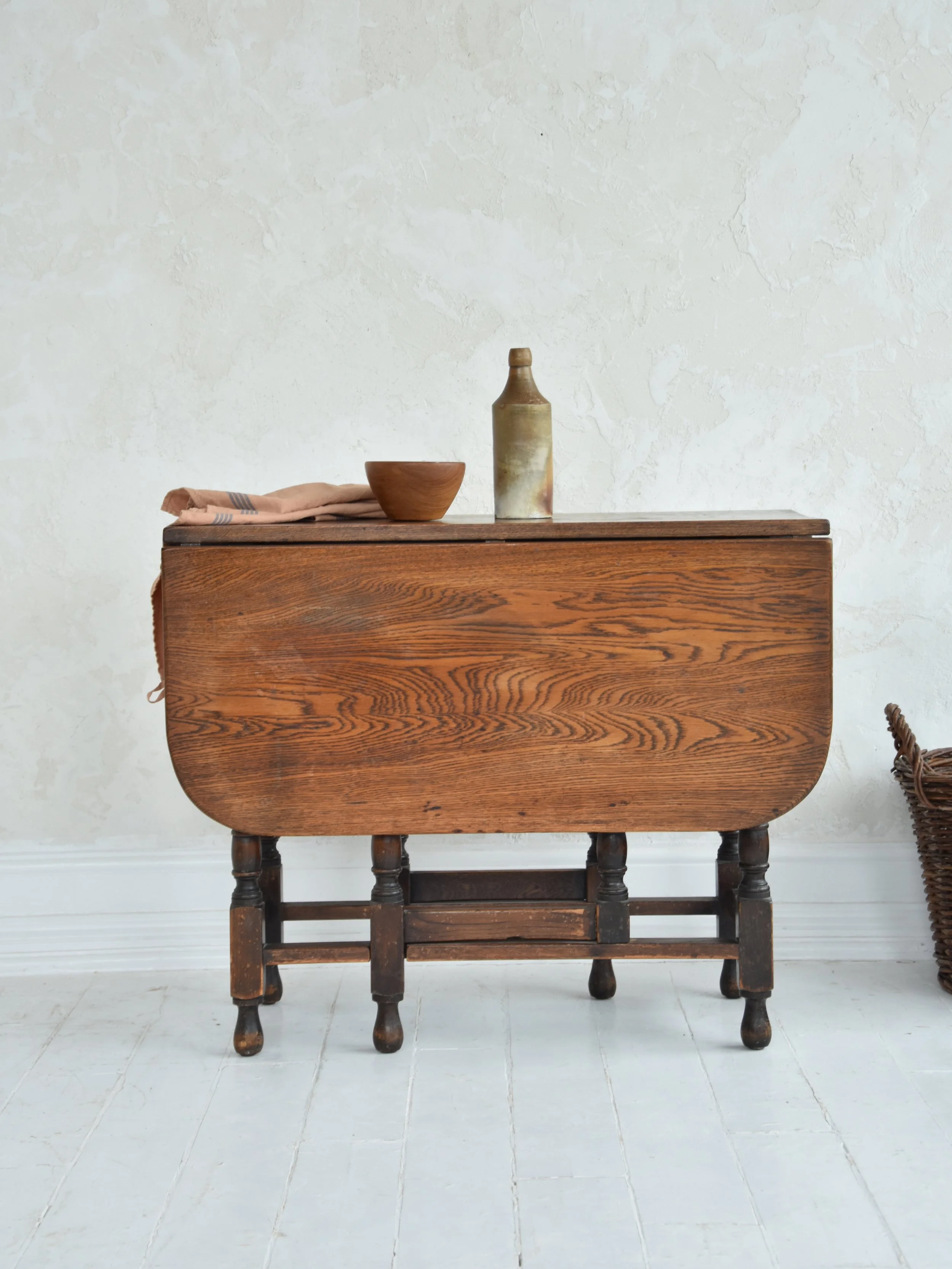OAK SIDE TABLE