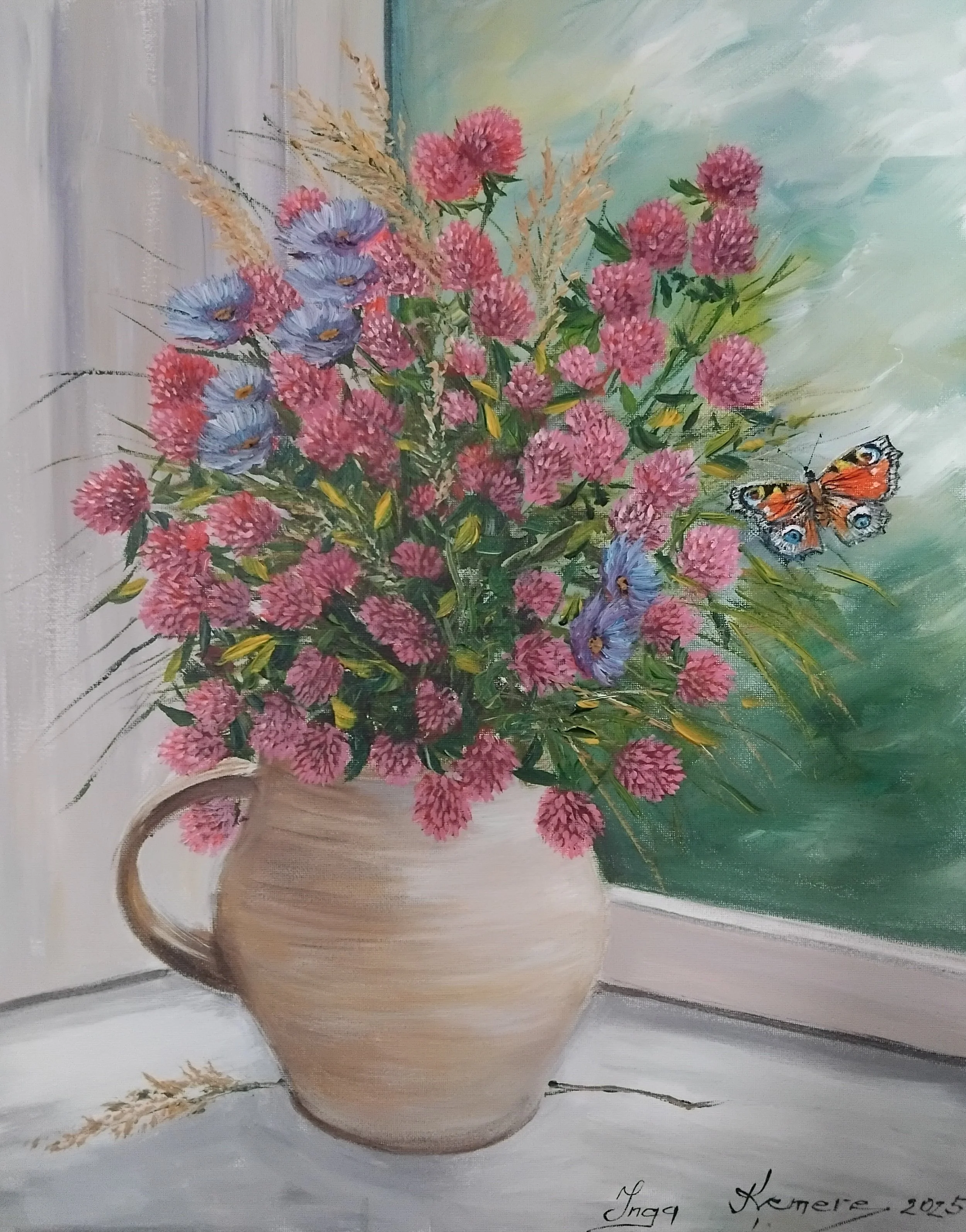 Sarkanais āboliņš vāzē pie loga