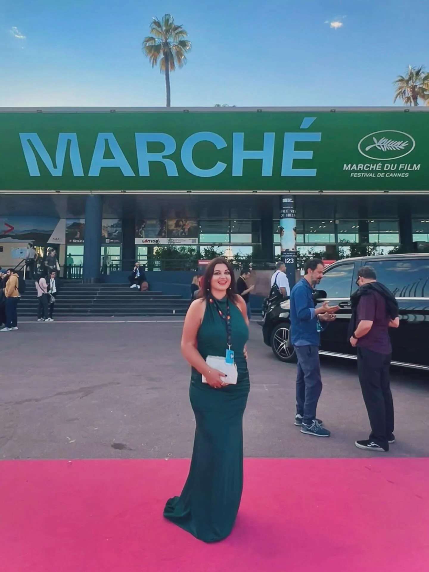 Cannes is always a good idea 💙🤍❤️ 

Throwback to that time I matched a sign and two men were conducting a deal behind me (or maybe they were just deciding where to eat that night 🤔).