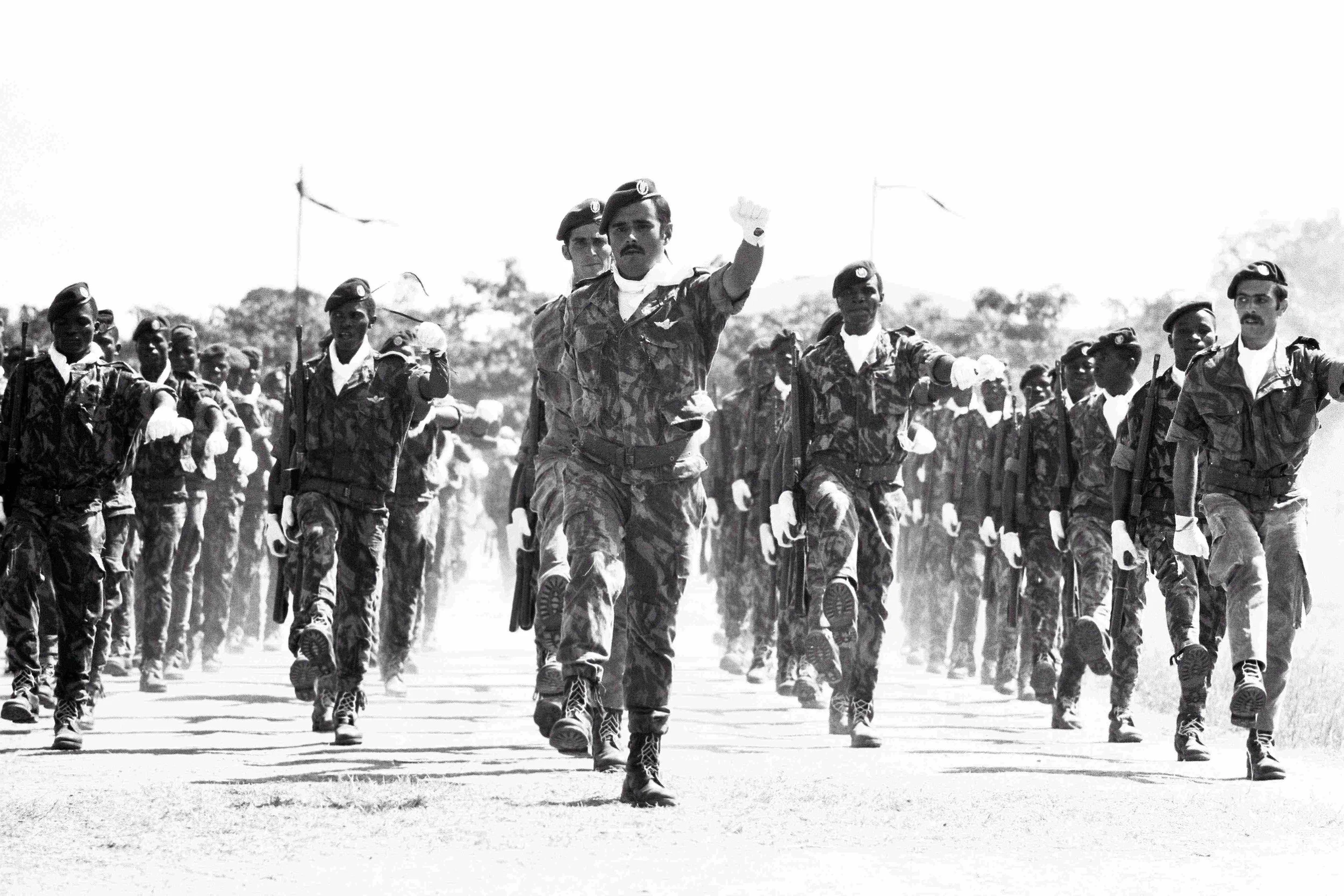 Desfile militar de tropas especiais (Dondo, 1973) - ©Marques Valentim.jpg