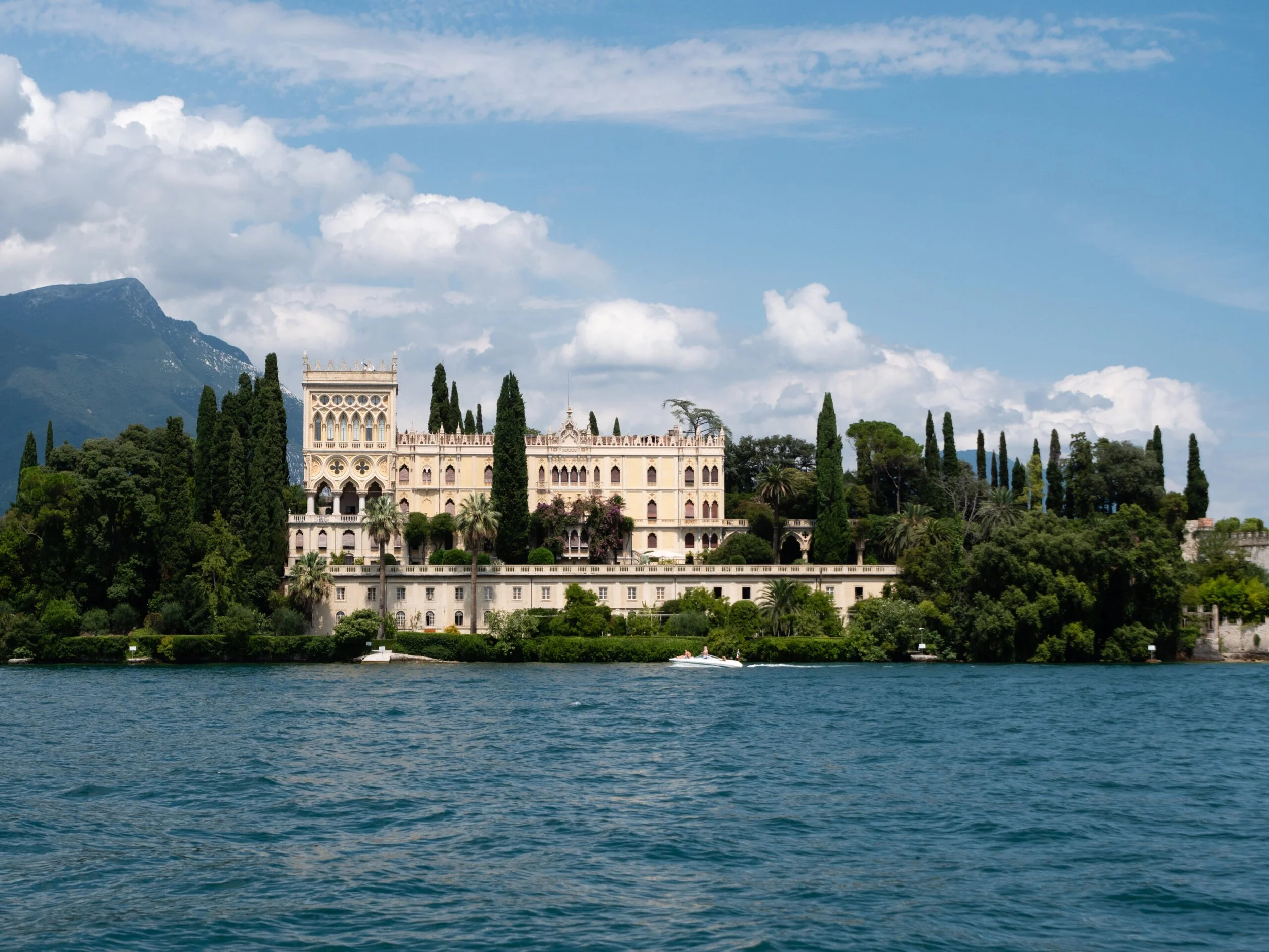 luxury European wedding venue by the water, isola del Garda