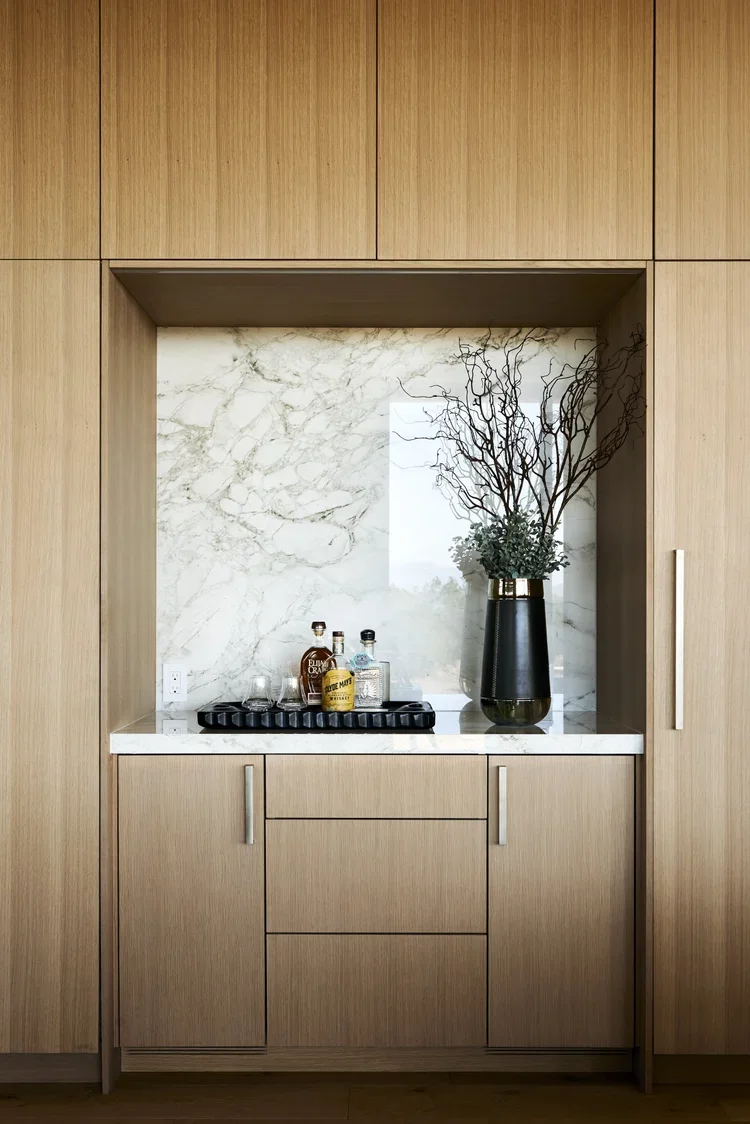 Built-In Wood Cabinet Bar Niche with Decorative Styling
