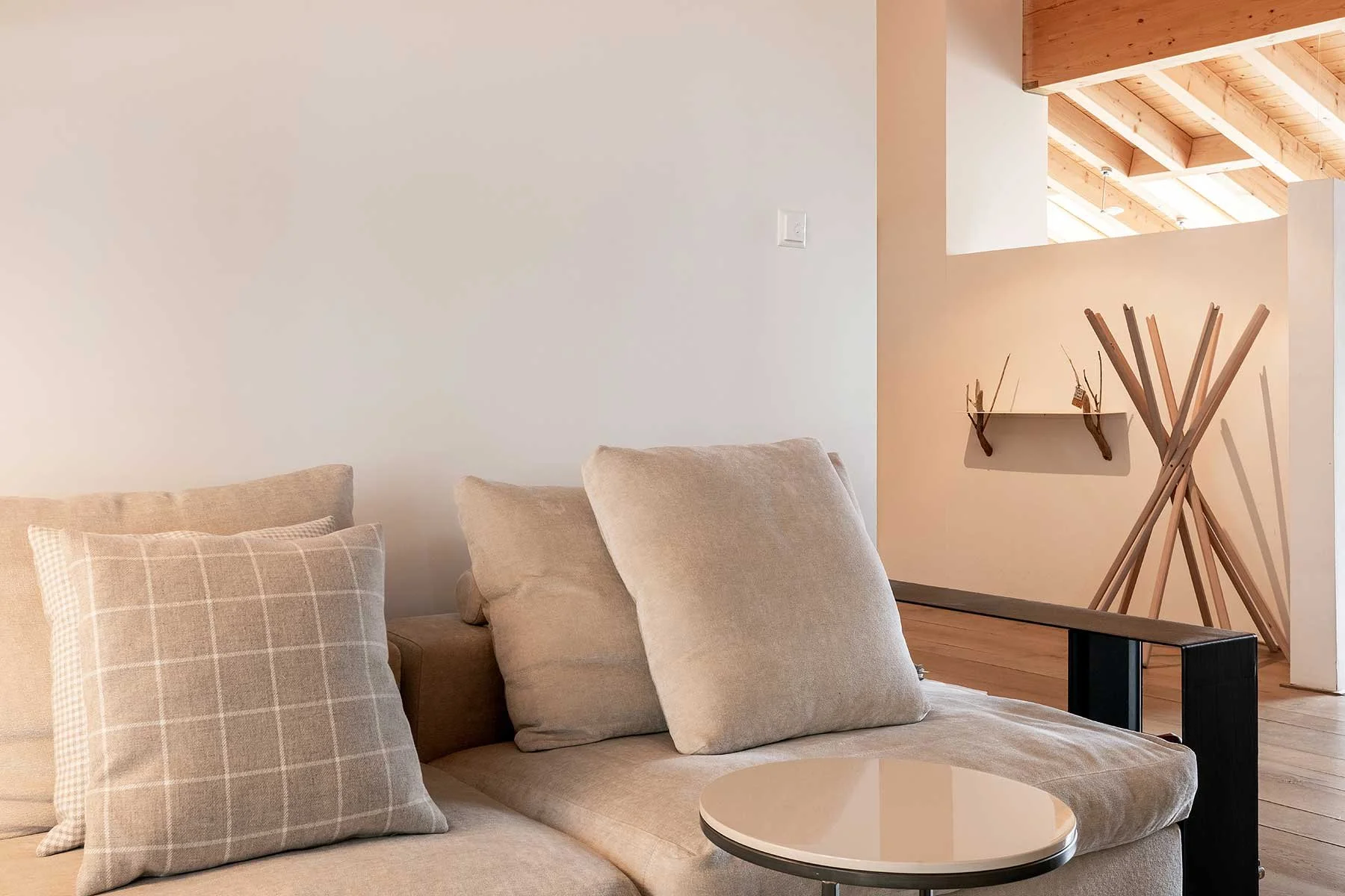 inneneinrichtung-referenz-dachwohnung-arosa-wohnen-2.jpg