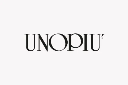 Das Bild zeigt das Logo mit dem Text 'UNOPIU' in schwarzen Buchstaben auf weißem Hintergrund.