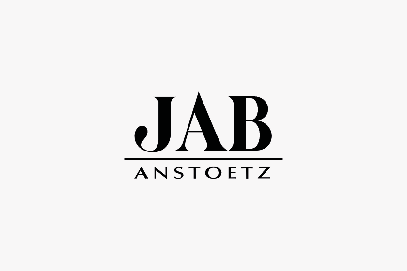 Logo mit den Worten "JAB ANSTOETZ" in schwarzer Schrift auf hellem Hintergrund.