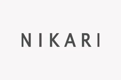 Text 'NIKARI' in schwarzen Buchstaben auf weißem Hintergrund.