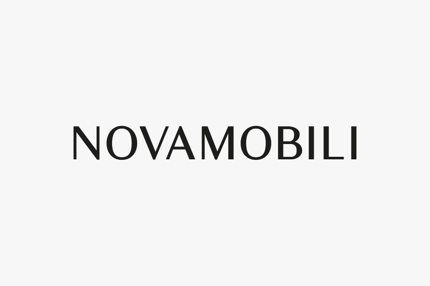 Der schwarze Text 'NOVAMOBILI' auf weißem Hintergrund.