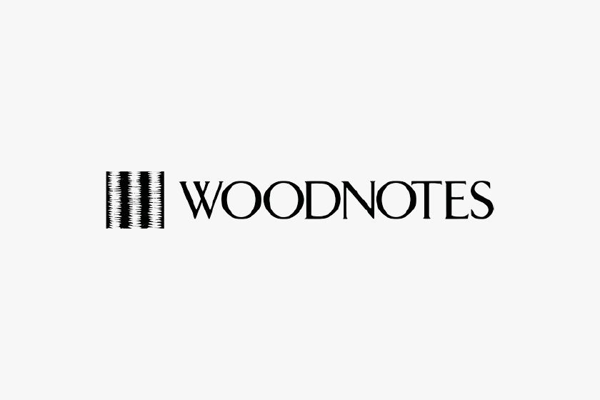Das Bild zeigt das Wort "WOODNOTES" mit einem stilisierten, schraffierten Baumstamm-Icon auf der linken Seite.