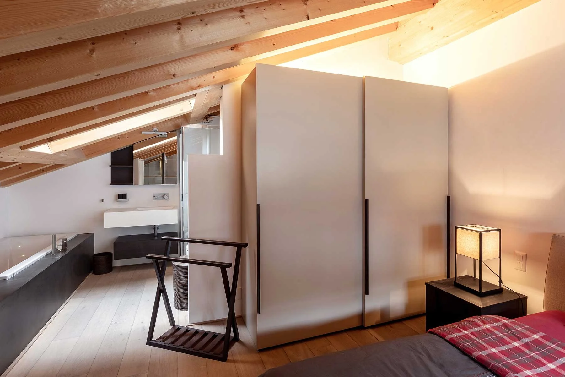 inneneinrichtung-referenz-dachwohnung-arosa-bad-2.jpg