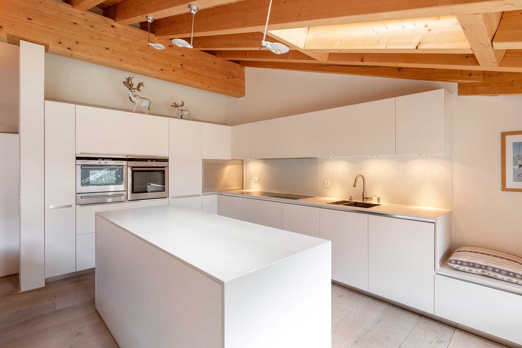 inneneinrichtung-referenz-dachwohnung-arosa-kueche-1.jpg