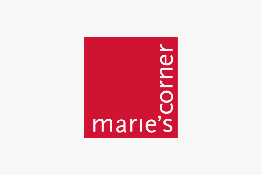 Logo mit rotem Hintergrund und weißen Buchstaben, lesee von unten nach oben: "marie's corner".
