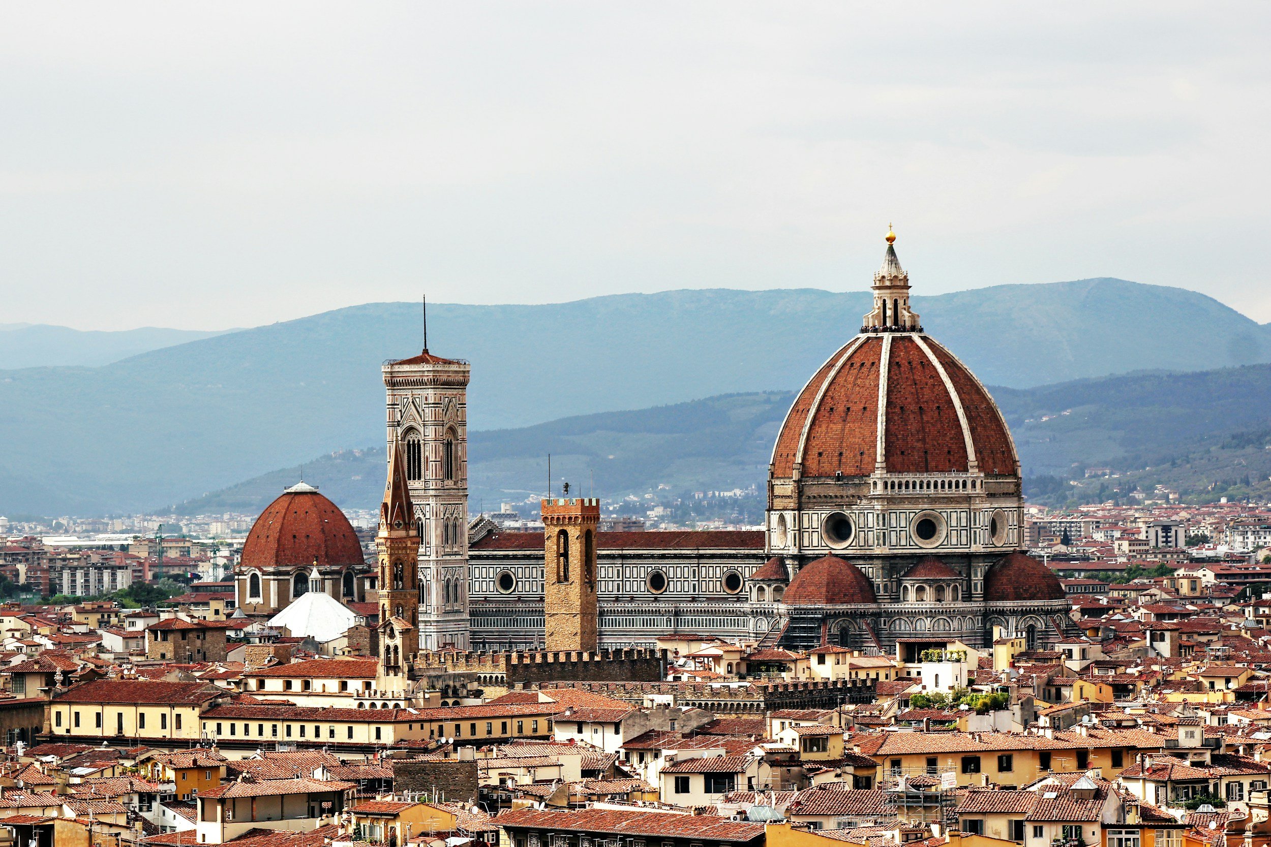 Vista panoramica di Firenze con il Duomo di Firenze al centro, con la cupola di Brunelleschi e il campanile di Giotto, sullo sfondo le colline toscane.