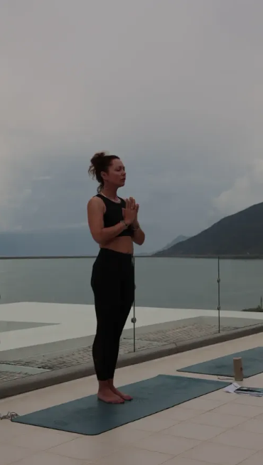 Frau macht Yoga und BReathwork für eine mentake Balance.