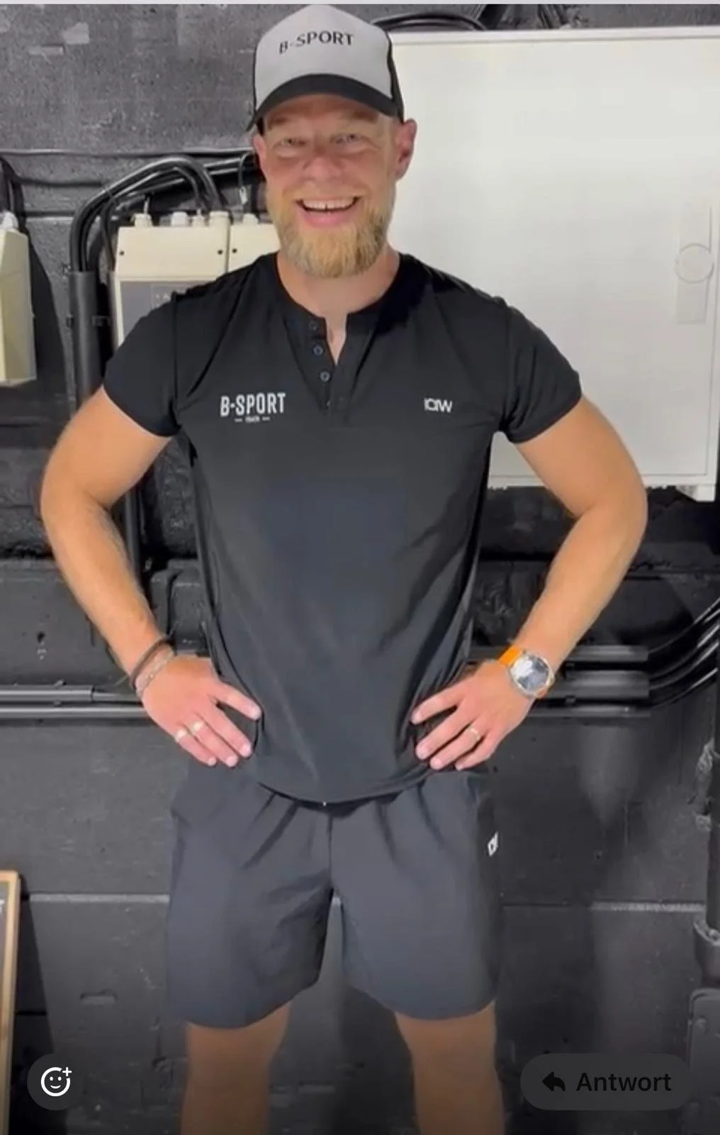 Ein lächelnder Mann gibt proffesionelles und gezieltes Training für Longevity.