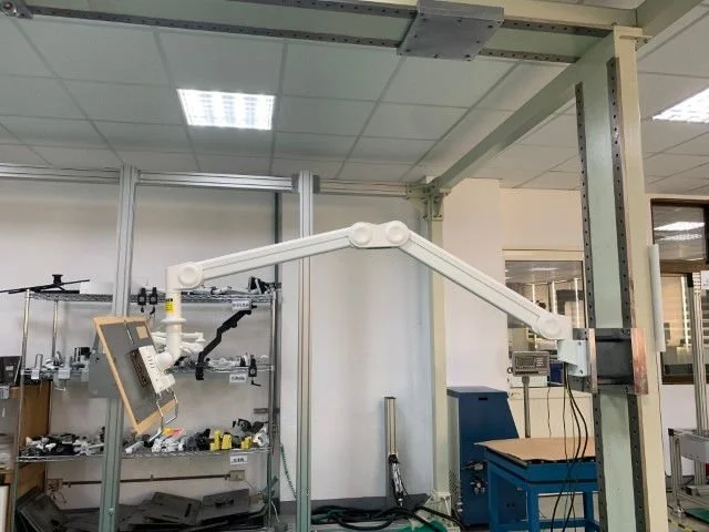 Bras robotique blanc dans un environnement industriel ou de laboratoire