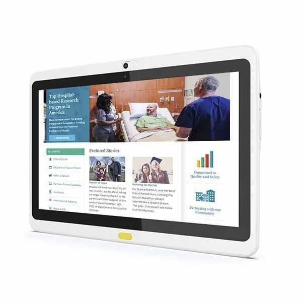 Tablette affichant un site web sur la santé avec une image d'un homme à l'hôpital parlant à un professionnel de santé et des articles liés à la santé et la communauté.