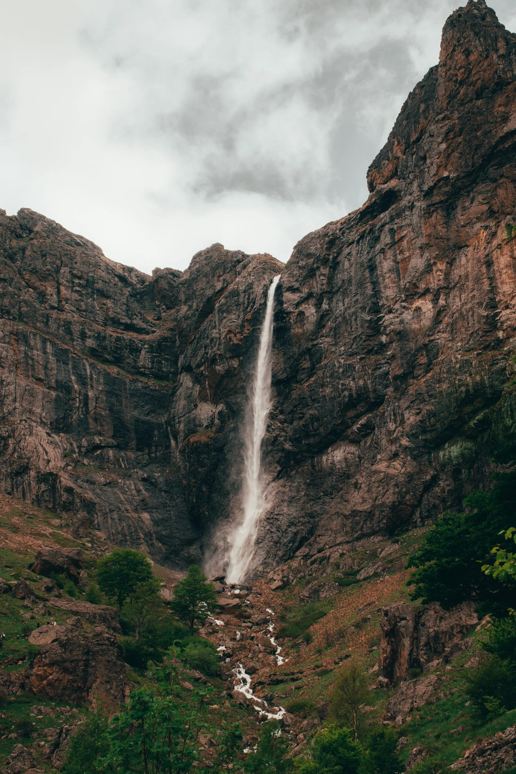 Chute d’eau en Bulgarie au cœur des montagnes rocheuses, paysage sauvage et rafraîchissant