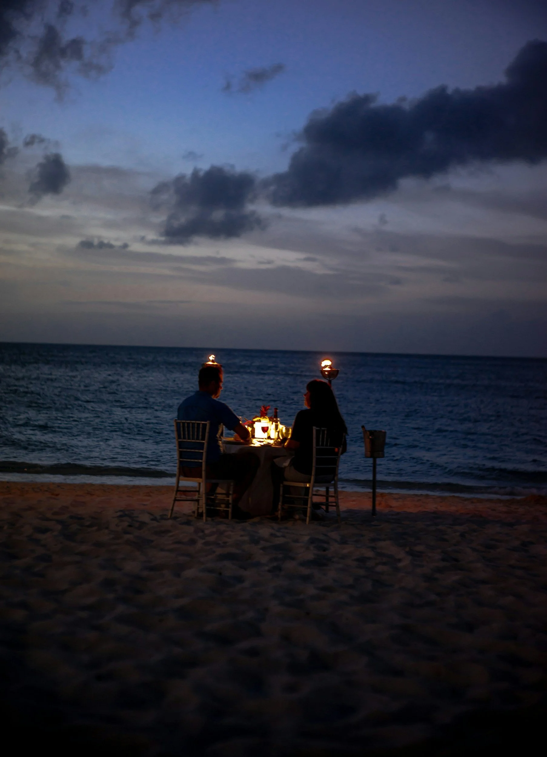 Dîner romantique sur la plage en Bulgarie au crépuscule, expérience sur mesure pour couples