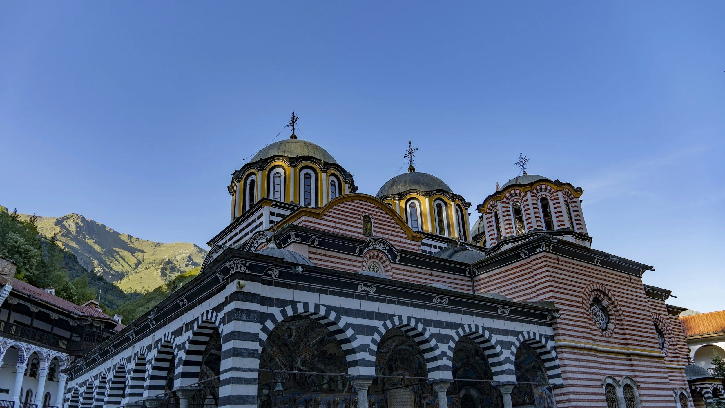 Église orthodoxe bulgare en pierre rouge et blanche, symbole du patrimoine spirituel et culturel