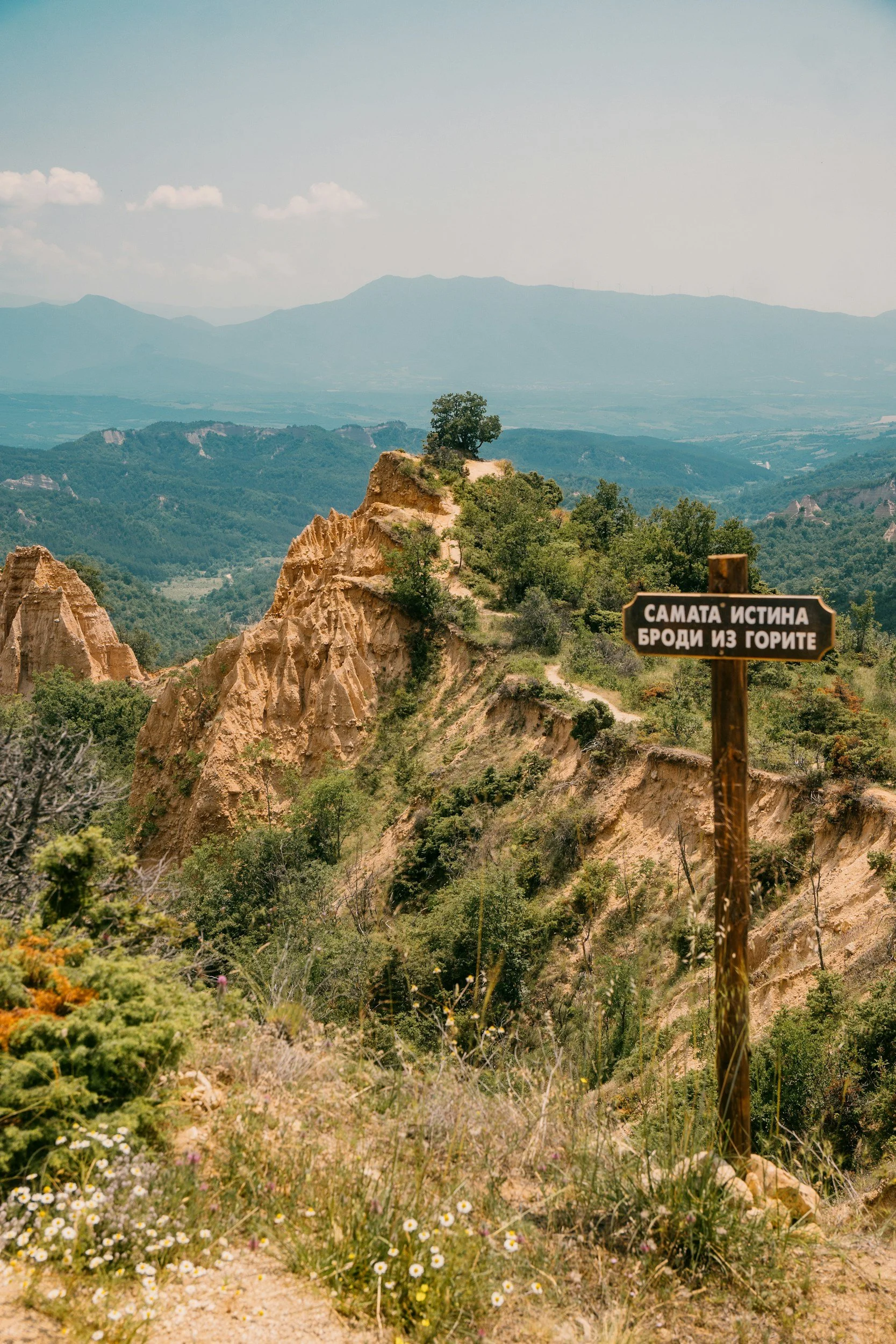 Sentier de randonnée en Bulgarie dans un paysage de falaises et montagnes, immersion nature et aventure douce