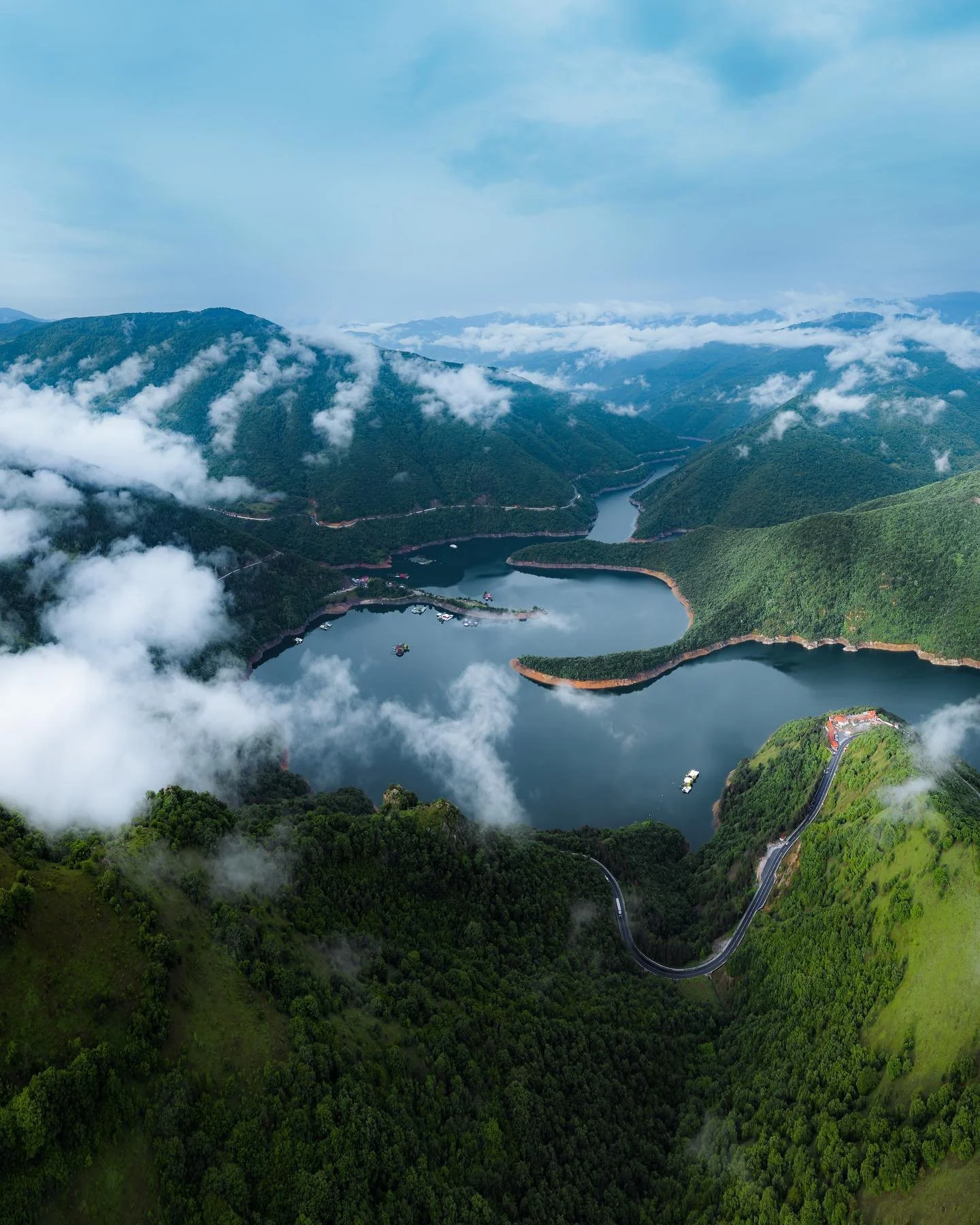                        Voyager autrement : pourquoi de plus en plus de personnes choisissent le voyage sur mesure