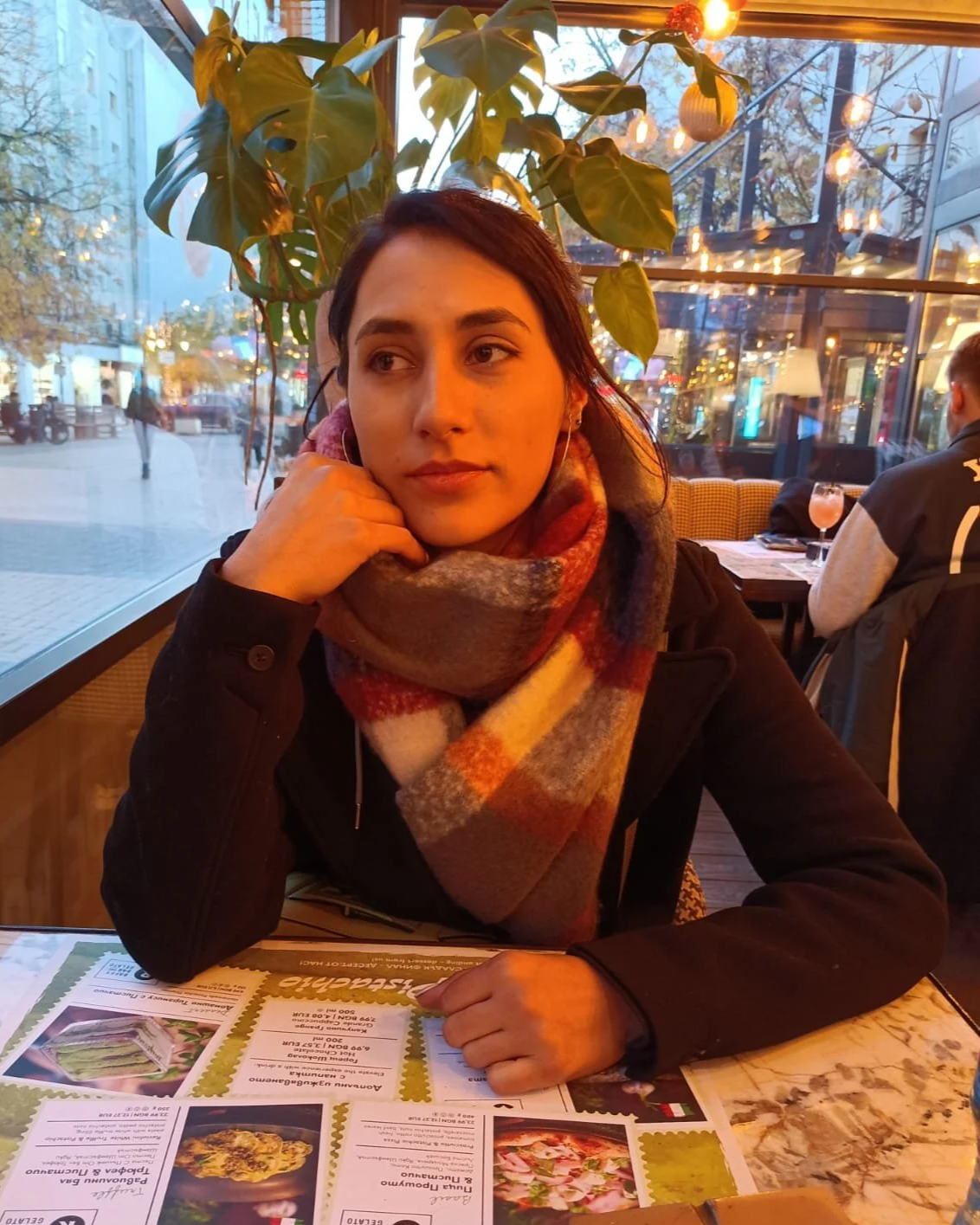 Expérience culinaire en Bulgarie dans un restaurant chaleureux, moment de pause lors d’un voyage sur mesure avec Zemya Voyages