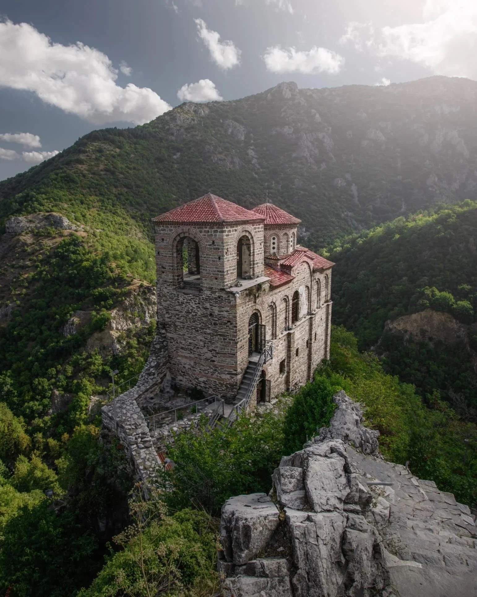 Ancienne tour en pierre dans les montagnes bulgares, patrimoine historique au cœur de la nature