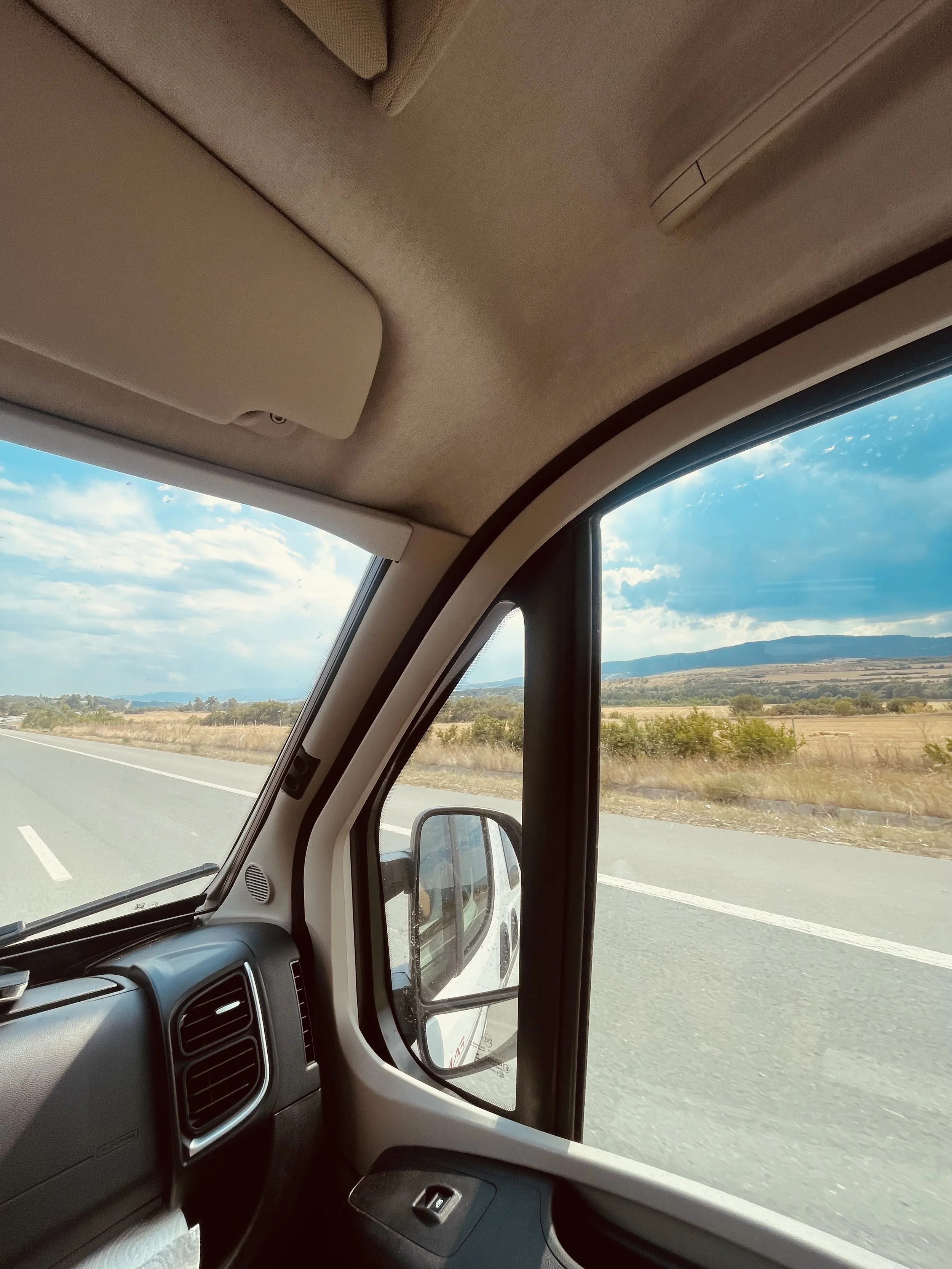 Voyage en Bulgarie en voiture à travers paysages ruraux, itinéraire sur mesure