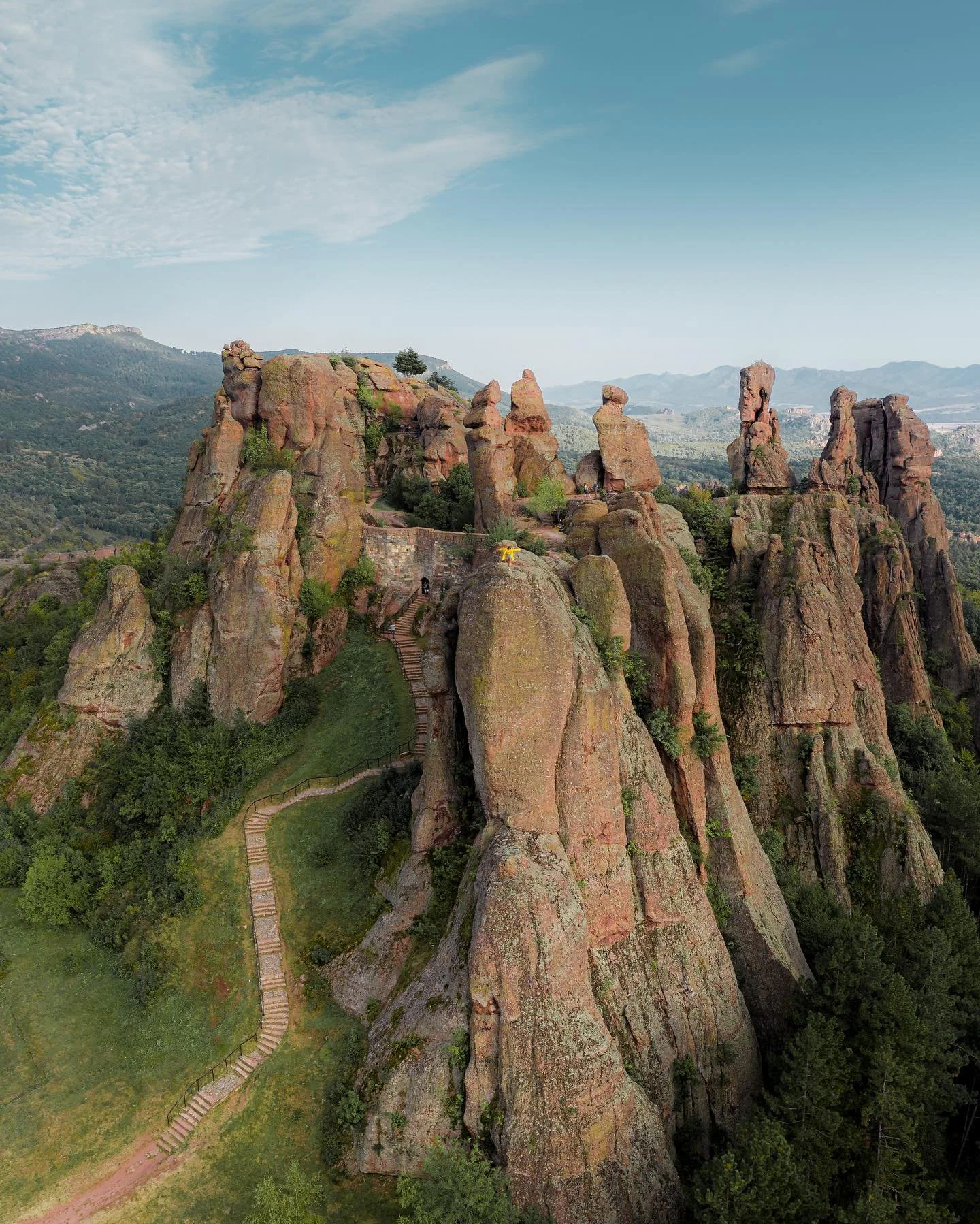 Sentier de randonnée en Bulgarie à travers formations rocheuses et forêts, exploration nature active