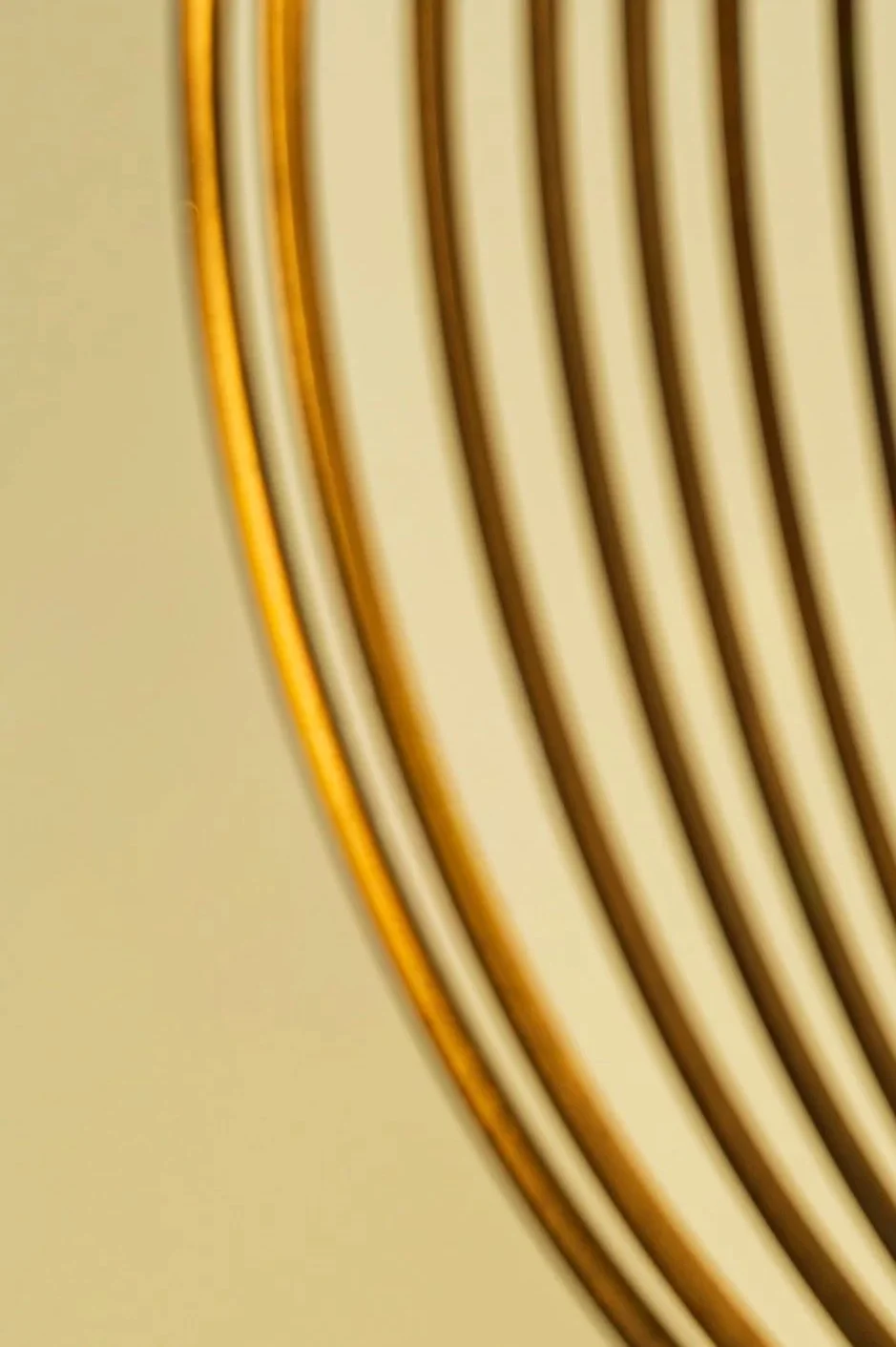 Nahaufnahme eines Gegenstands mit schwarzen und goldenen Streifen, die in einer abfallenden Reihenfolge angeordnet sind.