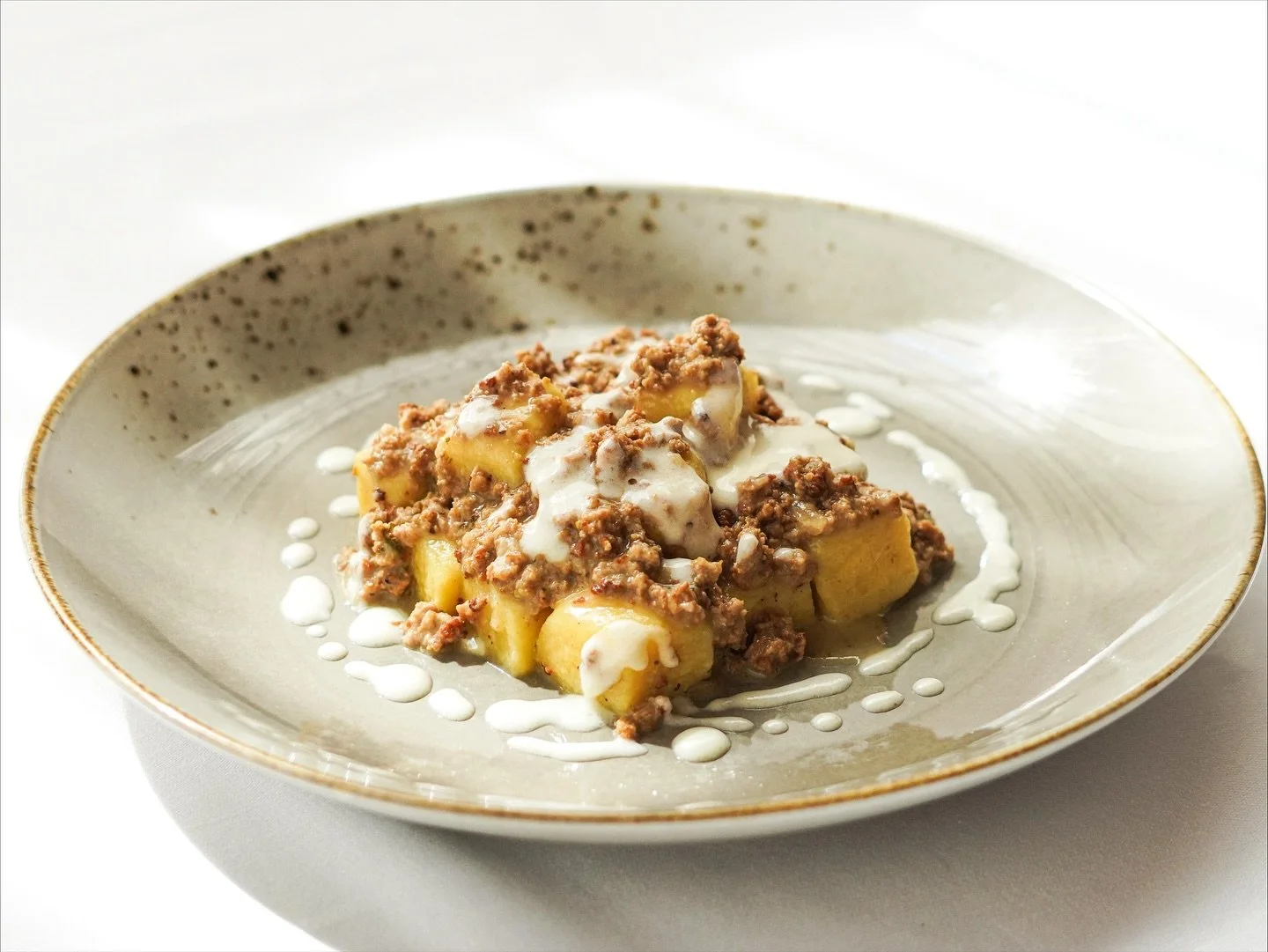 Arrenditi alla tentazione🤍

Gnocchi di patate al rag&ugrave; di vitello, fonduta di Parmigiano e gocce di fondo bruno.

Un comfort iconico.