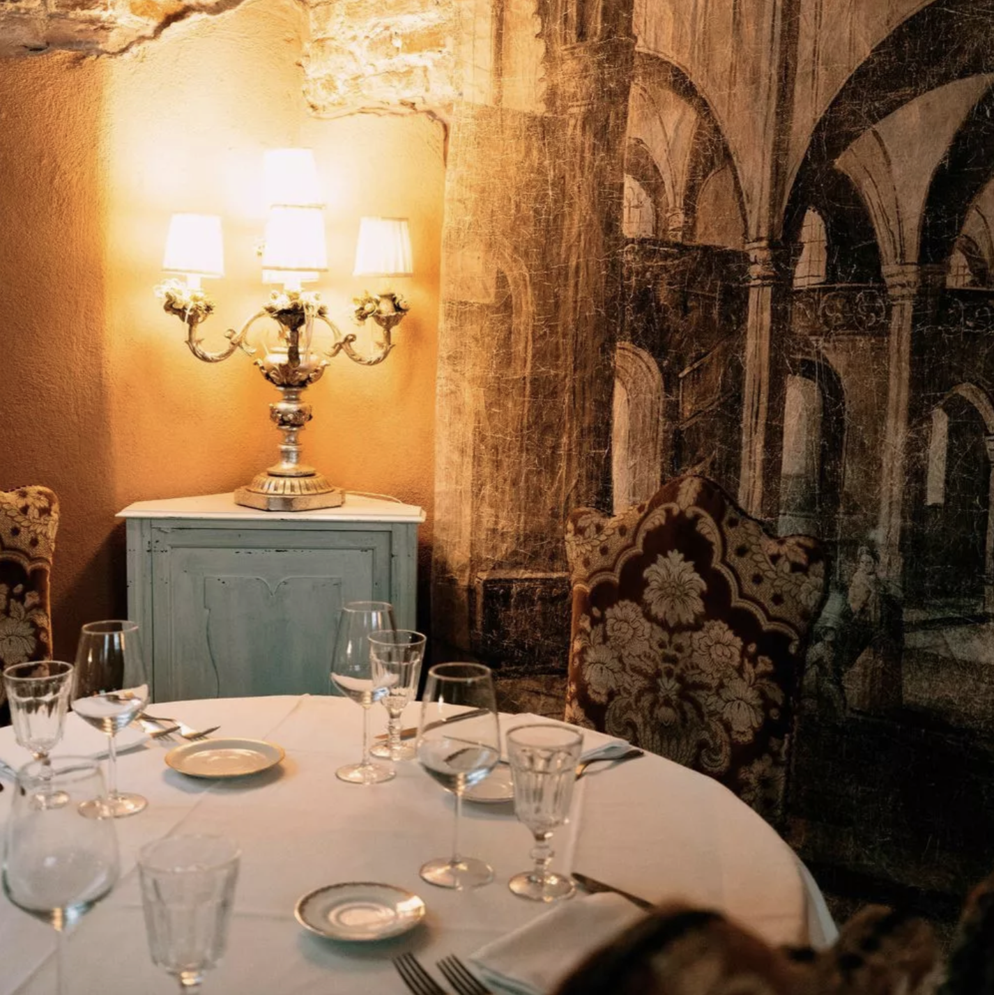 Interni dell’Osteria del Ponte tra storia medievale e stile shabby chic