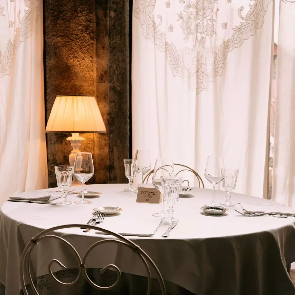 sala del ristorante con atmosfera rustica ed elegante