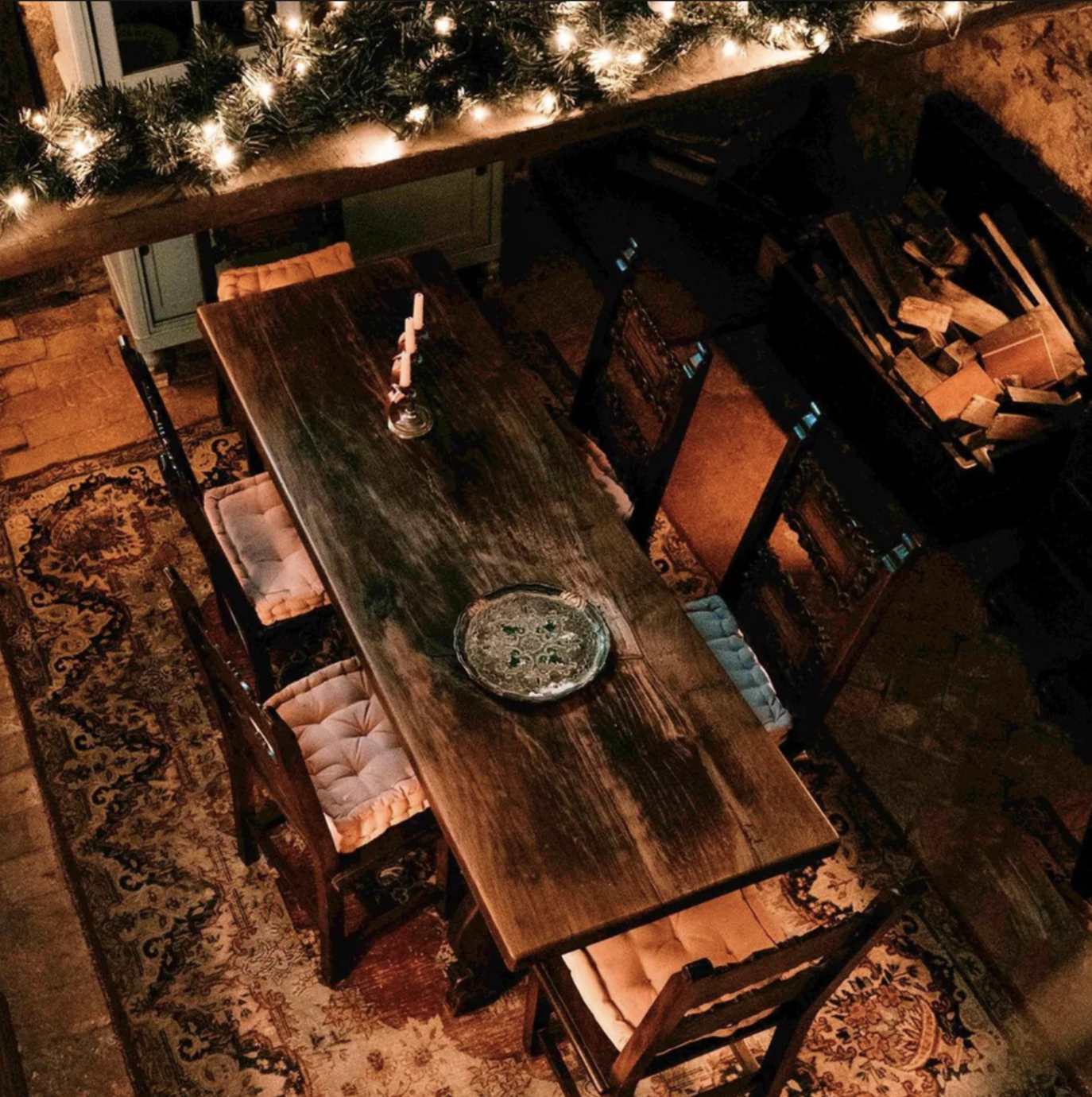 Dettaglio tavolo in legno nella sala interna dell’Osteria del Ponte in un contesto storico